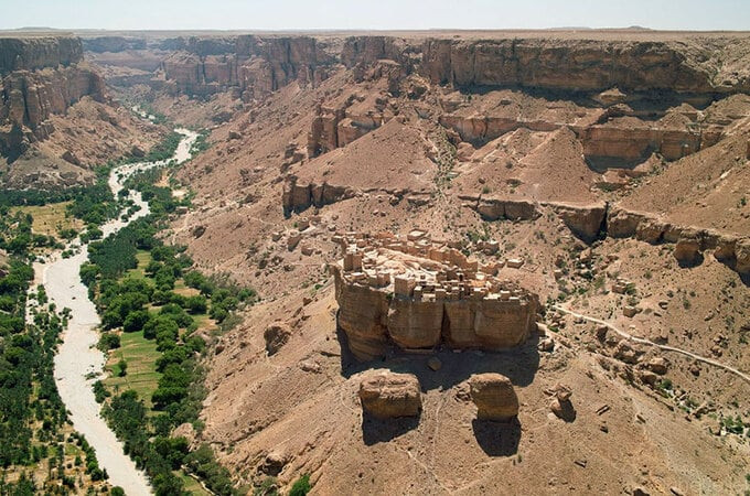 Ngôi làng nằm trên tảng đá khổng lồ ở Yemen nổi tiếng với những ngôi nhà bằng gạch bùn