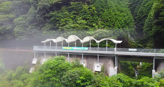 Nhà ga nằm ở giữa núi và sông