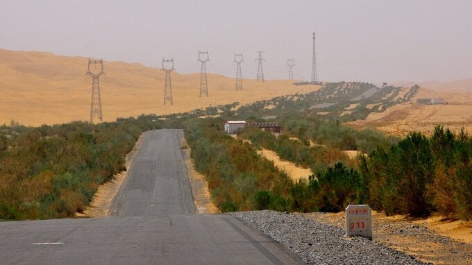 Đường cao tốc sa mạc Tarim với chiều dài 522km và diện tích 270.000 km2