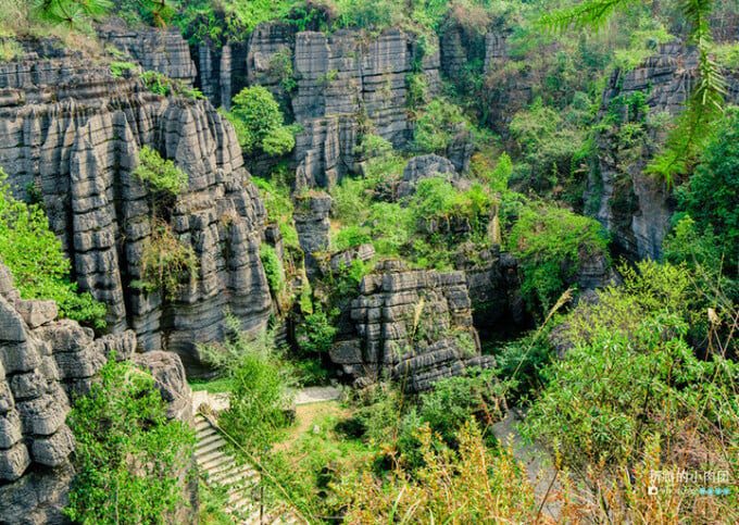 Tổng diện tích 21km2 và độ cao trung bình là hơn 900m