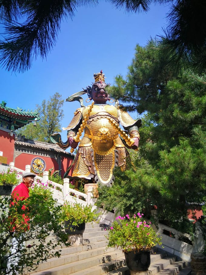 Tượng Bồ Tát và Tứ Đại Kim Cang là một công trình độc đáo khác trong chùa