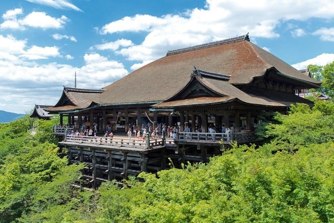 Hàng hiên gỗ cao vút mà không cần dùng đến chiếc đinh nào của chánh điện chùa Kiyomizu-dera