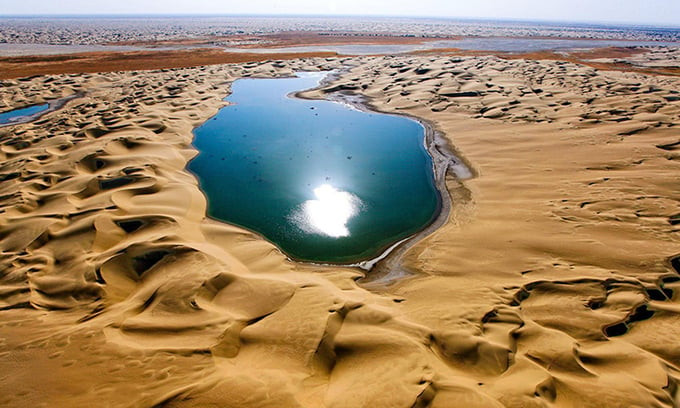 Người ta vẫn tin rằng, có một đại dương ngầm bên dưới sa mạc với lượng nước tương đương với 8 con sông Dương Tử