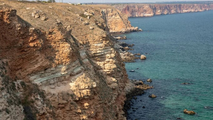 Những vách đá nhìn ra Biển Đen ở Cape Kaliakra, Bulgaria là một trong số ít những gì còn sót lại của hồ cổ đại (Ảnh: Alamy)