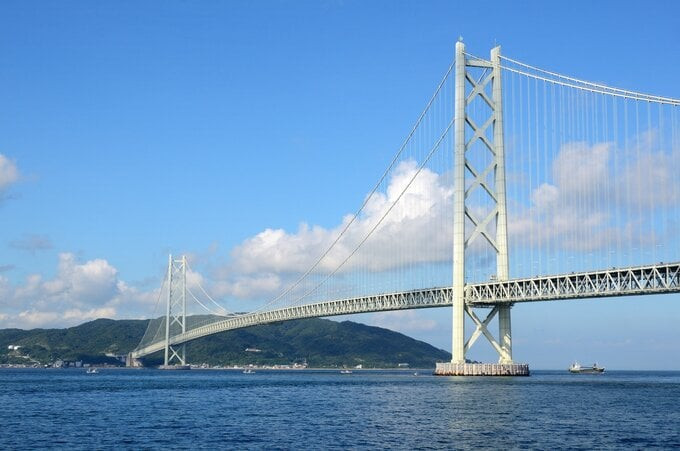 Cây cầu có chiều dài của nhịp chính gần 2 km và tổng chiều dài cầu lên đến hơn 3,9 km