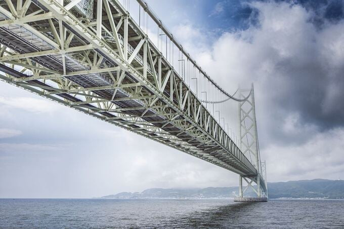 Cây cầu này còn có thể chống chịu được động đất với độ lớn lên đến 8,5 độ richter
