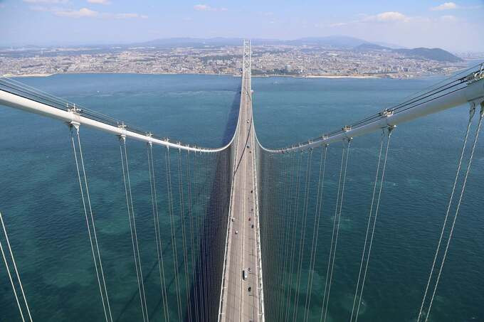 Việc xây dựng cây cầu sử dụng khoảng 181.000 tấn thép và 1,4 triệu mét khối bê tông
