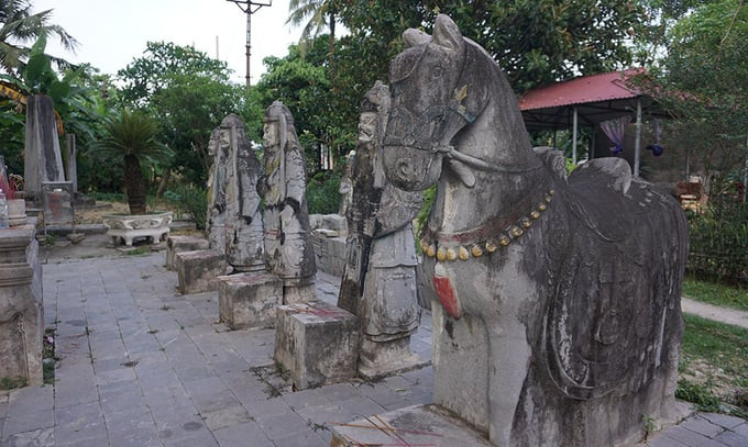 Những bức tượng tạo nên sự uy nghiêm trước khu lăng mộ