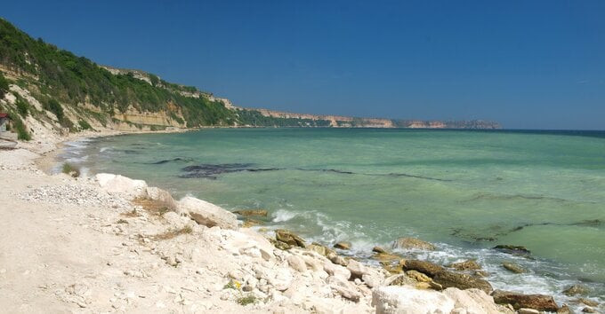 Những vách đá nhìn ra Biển Đen ở Cape Kaliakra, Bulgaria là một trong số ít những gì còn sót lại của hồ cổ đại (Ảnh: Alamy)