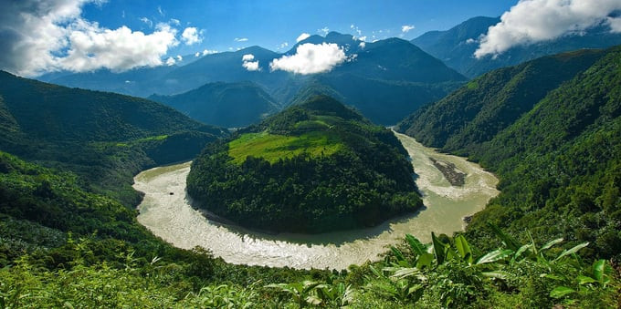 Hẻm núi này được lấy theo tên Tây Tạng của thượng nguồn sông Brahmaputra