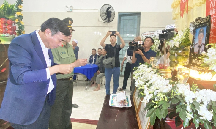 Lãnh đạo TP Đà Nẵng viếng hương nhân viên bảo vệ ngân hàng