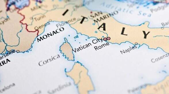 Vatican có đường biên giới chỉ vỏn vẹn 3,2km và nằm trọn trong nước Ý