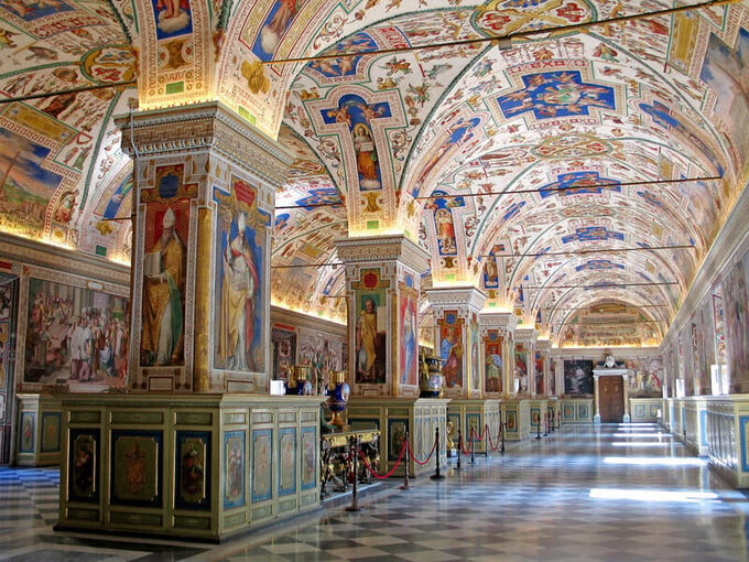 Nơi này trưng bày nhiều tác phẩm nghệ thuật và bộ sưu tập ấn tượng, được tích luỹ bởi Giáo hội Công giáo La Mã