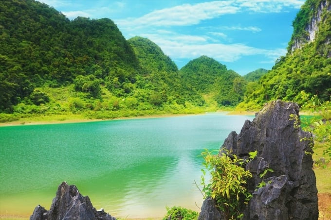 Sắc nước xanh như ngọc của hồ Thang Hen