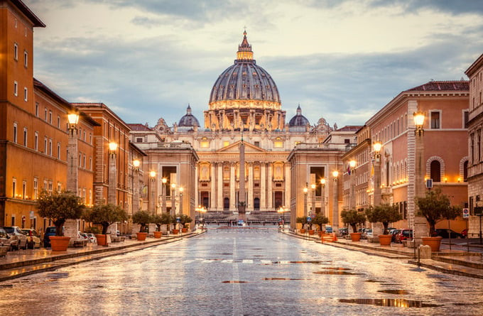 Kiến trúc tổng thể của nó thật ấn tượng, với sự tráng lệ, nguy nga, nằm ở chân đồi Vatican