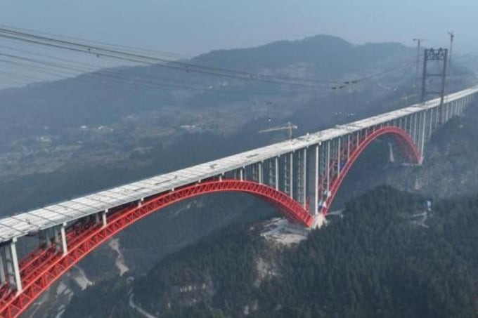 Cây cầu dài 1.620m, mặt cầu rộng 16m với 6 làn xe chia hai hướng