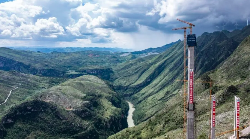 Trung Quốc xây cầu cao nhất thế giới dài 2.890m, đi qua 'vết nứt Trái đất' chỉ trong 1 phút