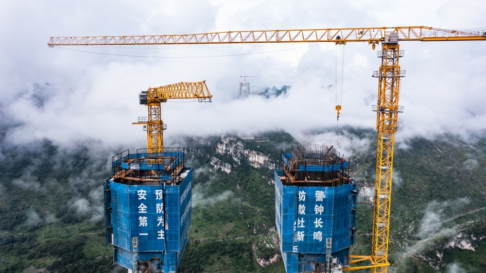Trung Quốc xây cầu cao nhất thế giới dài 2.890m, đi qua 'vết nứt Trái đất' chỉ trong 1 phút