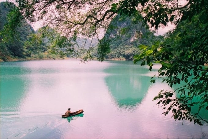 Hồ Thang Hen quanh năm luôn có làn nước xanh ngắt, thu hút nhiều du khách đến chiêm ngưỡng