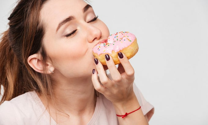 Nếu liên tục cảm thấy thèm ăn hoặc uống đồ ngọt, đó có thể là dấu hiệu của việc tiêu thụ quá nhiều đường