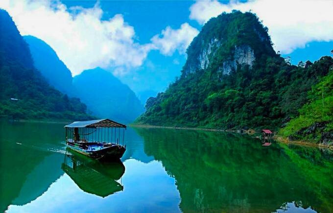 Quang cảnh tại hồ Thang Hen