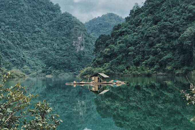 Mặt hồ được ví như chiếc gương màu ngọc bích, nằm gọn gàng giữa những tán rừng phủ xanh triền núi, cảnh quan sơn thủy hữu tình, thơ mộng