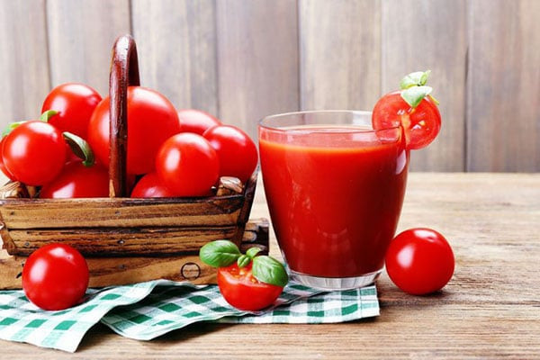Ngoài ra, dùng cách giải rượu bằng nước ép cà chua giúp giảm nồng độ cồn trong cơ thể