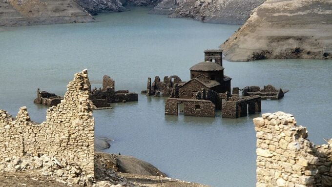 Từ khi chìm dưới hồ, ngôi làng chỉ xuất hiện 4 lần, vào các năm 1958, 1974, 1983 và gần đây nhất là 1994