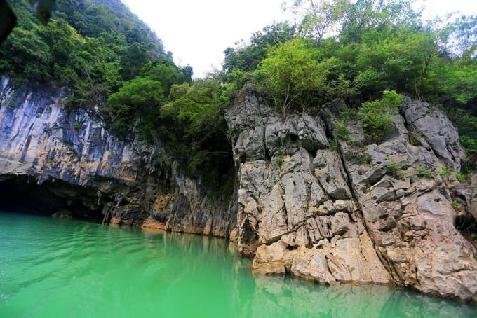 Thang Hen có phong cảnh sơn thủy hữu tình với những hàng cây xanh vươn mình trên vách đá cheo leo