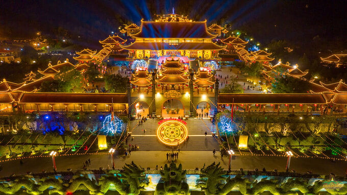 Một điểm đến tâm linh và du lịch hấp dẫn ở Quảng Ninh có một thắng cảnh đẹp với không gian an yên, xanh mát ấn tượng của miền Bắc là chùa Ba Vàng