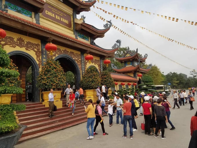 Hằng năm, chùa Ba Vàng thu hút du khách cả nước tới chiêm bái