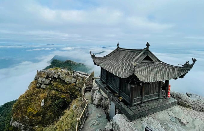 Thiên Trúc Tự tọa lạc trên đỉnh núi cao nhất của dãy Yên Tử, hay còn gọi là Chùa Đồng Yên Tử