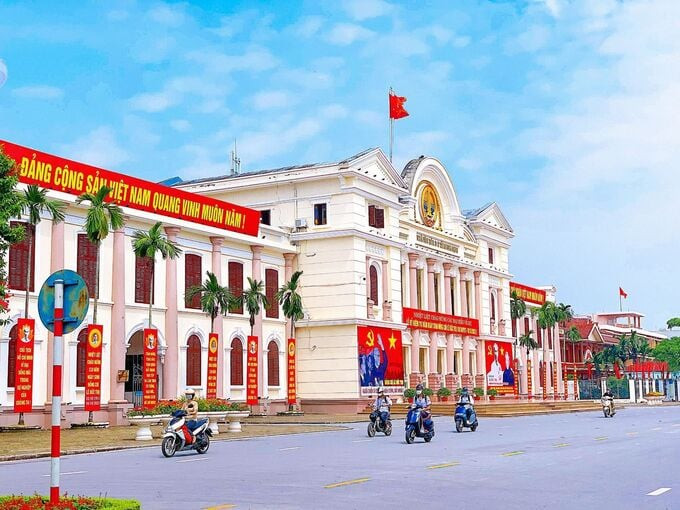 Diện tích tự nhiên của Nam Định là 1.668,8km2
