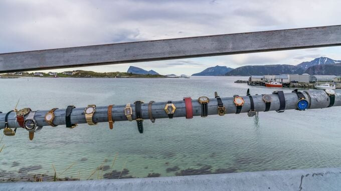 Nhiều người dân đã tháo đồng hồ đeo tay và treo trên cây cầu nối giữa hòn đảo với đất liền
