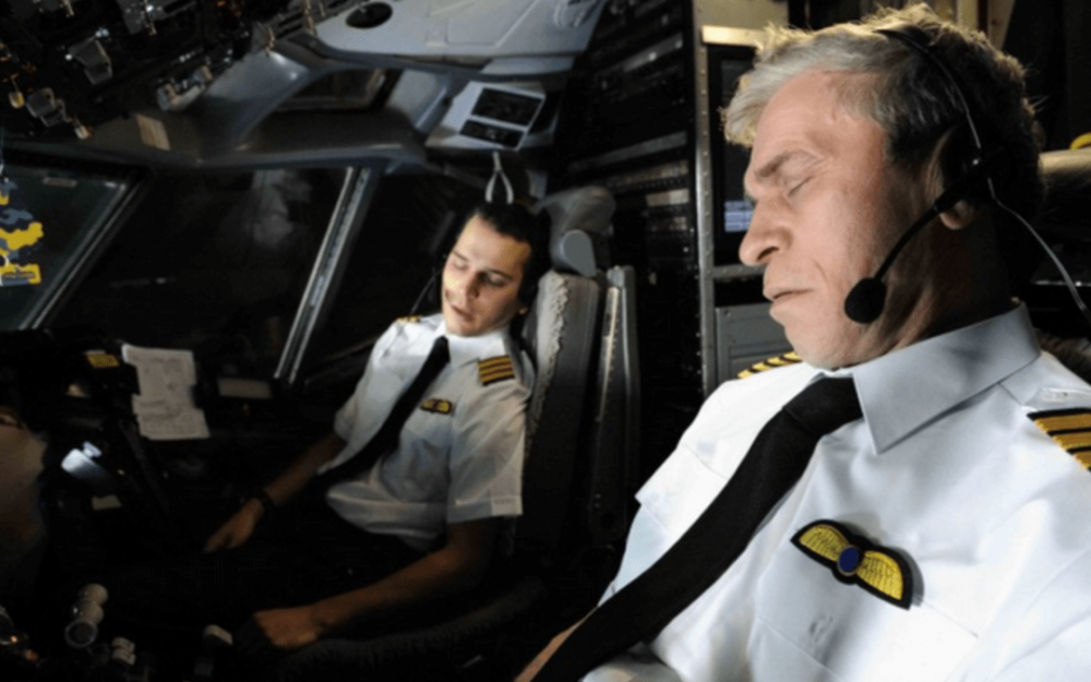 Khó tin: Phi công ‘ngủ quên’ khi đang bay cao hơn 3.000m, máy bay cứu hộ phải bay lên…đánh thức