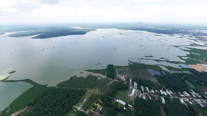 Hồ Biển Lạc nhìn bao quát từ trên cao