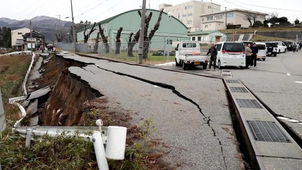 Động đất 7,5 độ richter, cảnh báo sóng thần ở Nhật Bản: Đường nứt toác, hơn 30.000 ngôi nhà mất điện