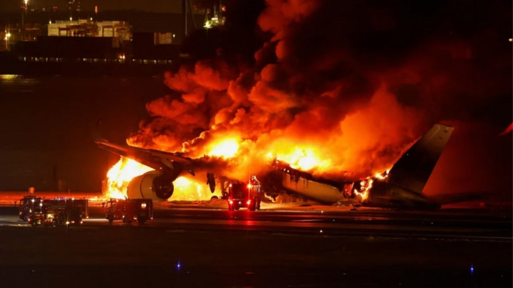Nhật Bản: Máy bay chở hơn 300 hành khách bốc cháy dữ dội trên đường băng