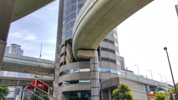 Cao tốc chạy xuyên qua tòa nhà 19 tầng