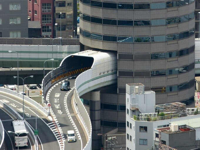 Ba tầng văn phòng từ tầng 5 đến tầng 7 được đề là “đường cao tốc Hanshin”