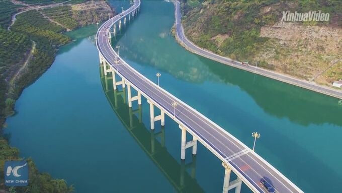 Con đường cao tốc chạy giữa sông ở Trung Quốc đã được nhiều người coi là một kỳ quan về cơ sở hạ tầng