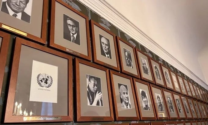 Chân dung những cá nhân từng đạt giải Nobel Hòa bình, trong đó có ông Kissinger (hàng trên, thứ hai từ trái sang), được trưng bày tại Viện Nobel Na Uy ở Oslo. Ảnh: Reuters