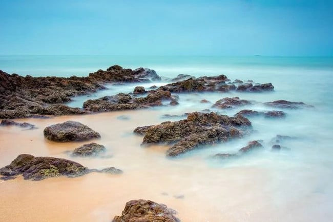 Gọi là “Đá Nhảy” bởi nơi đây có đa dạng các khối đá lớn nhỏ nhô lên trên bãi biển với nhiều hình thù kỳ dị