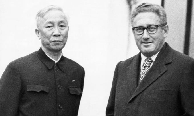 Ông Lê Đức Thọ (trái) và ông Henry Kissinger tại một cuộc đàm phán hòa bình ở Gif-sur-Yvette gần thủ đô Paris, Pháp, ngày 23/11/1973. Ảnh: AFP