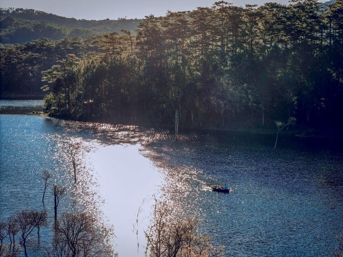 Suối Tía mang vẻ đẹp vẹn nguyên như hồ ngọc giữa rừng thông thuở ban sơ