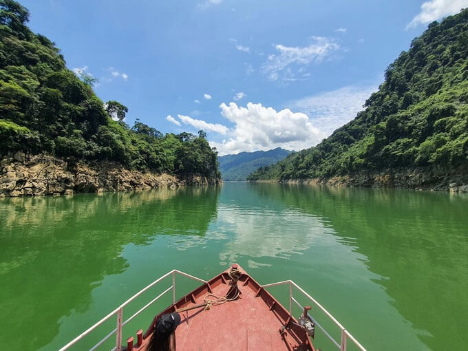 Vẻ đẹp nên thơ của dòng sông Gâm hiền hòa