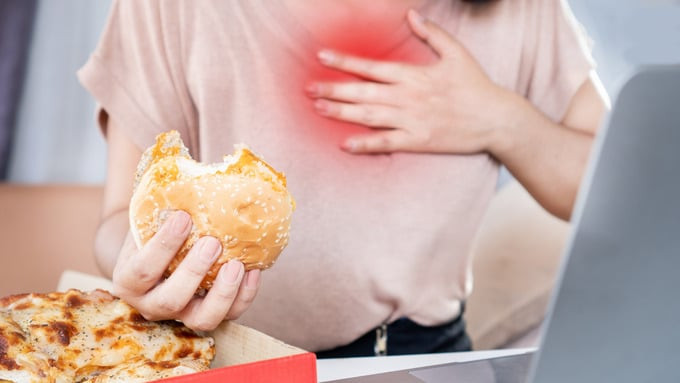 Nếu thức ăn khó tiêu hoặc ăn uống không lành mạnh có thể gây ra chứng ợ chua, ợ nóng