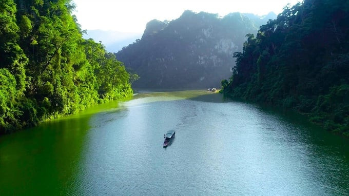 Con sông Gâm nhẹ nhàng và êm ả