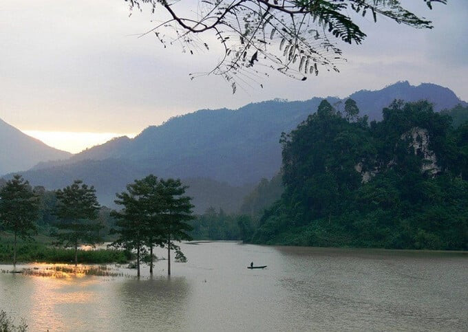 Sông Gâm được bao quanh bởi núi đồi trùng điệp