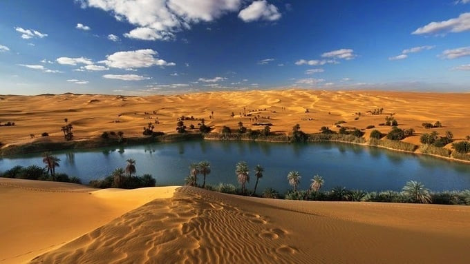Hồ Gaberoun và hồ Umm al-Maa Gaberoun đẹp nhất vùng sa mạc này
